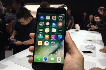 Apple rides on strong iPhone 7 Plus sales, beats Wall Street expectations