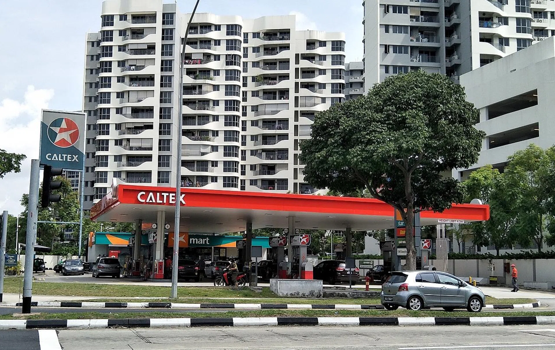 A senior pump attendant at Caltex offered to pay $125 for fuel after filling the tank of a BMW, allegedly by mistake. 