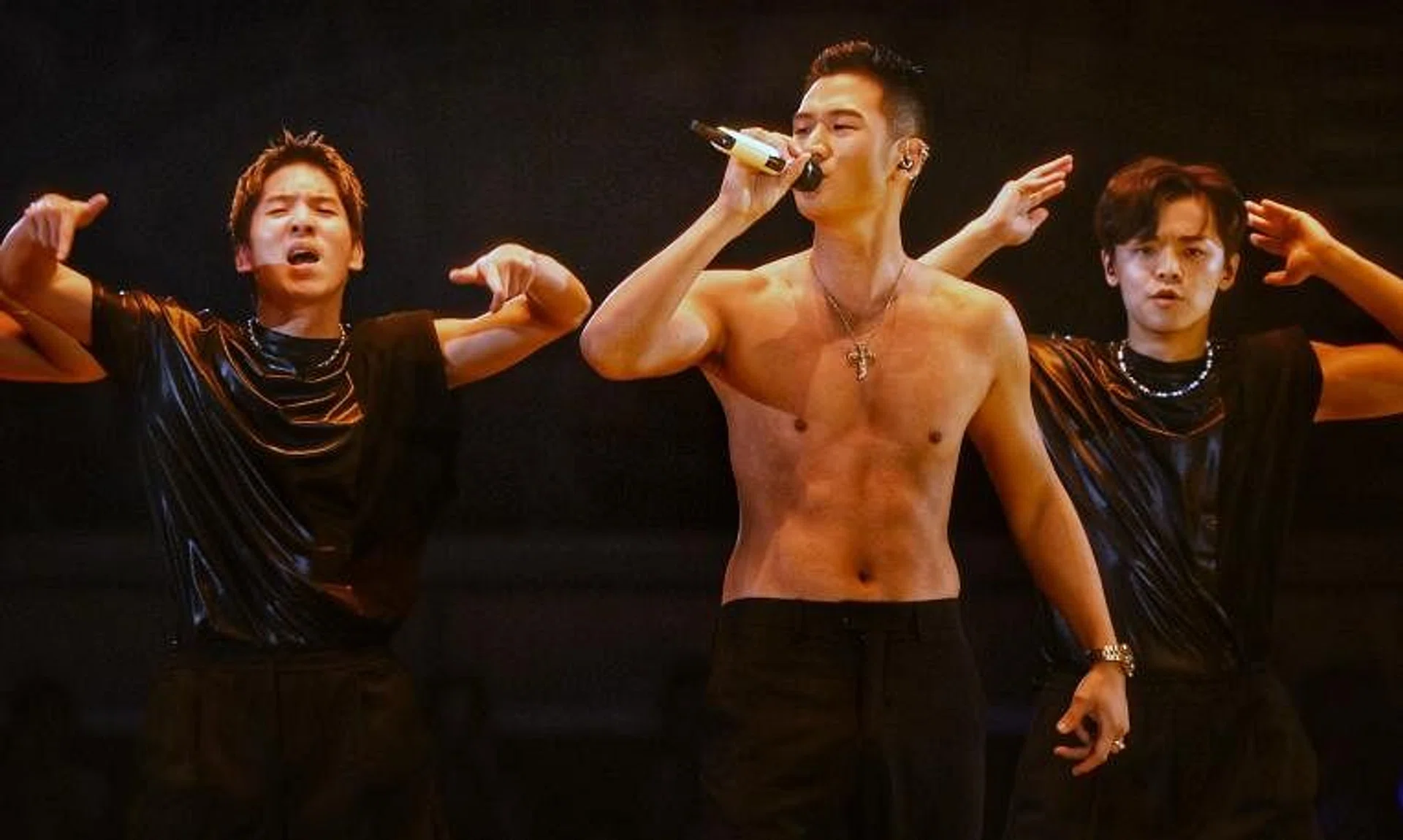 After asking the audience, “Want to watch me take off my clothes?”, Eric Chou took off his top, revealing a sculpted torso and taut stomach.