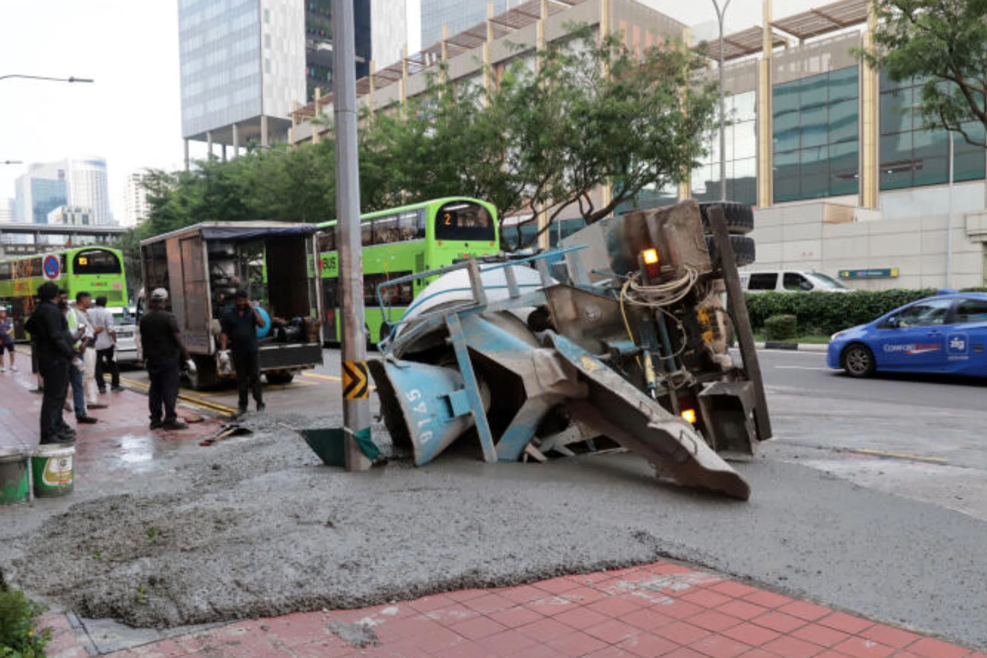 The cement spilled onto the road and pavement. PHOTO: SHIN MIN DAILY NEWS
