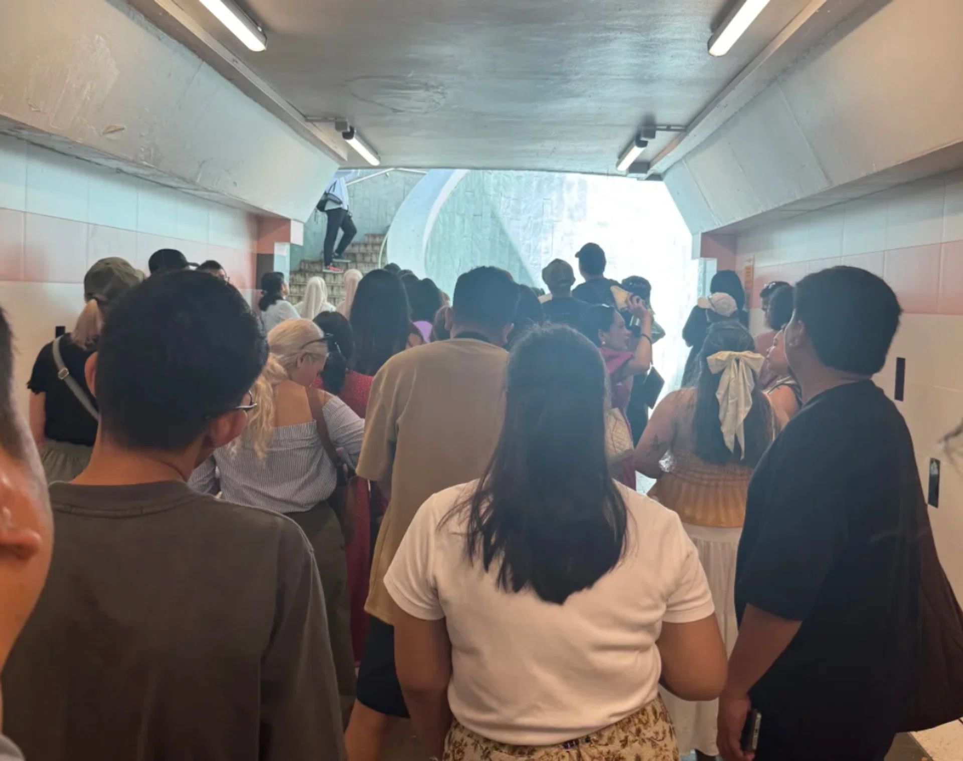 Long queues have become a common sight in the tunnel. PHOTO: 635673966/XIAOHONGSHU