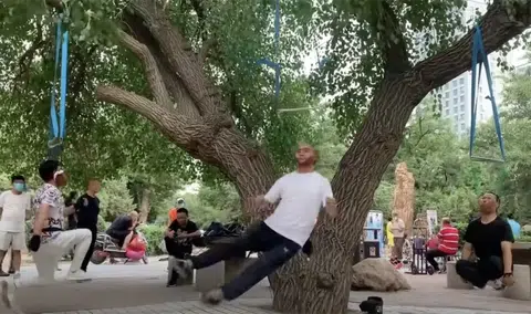 Man in China dies exercising by hanging from chin strap