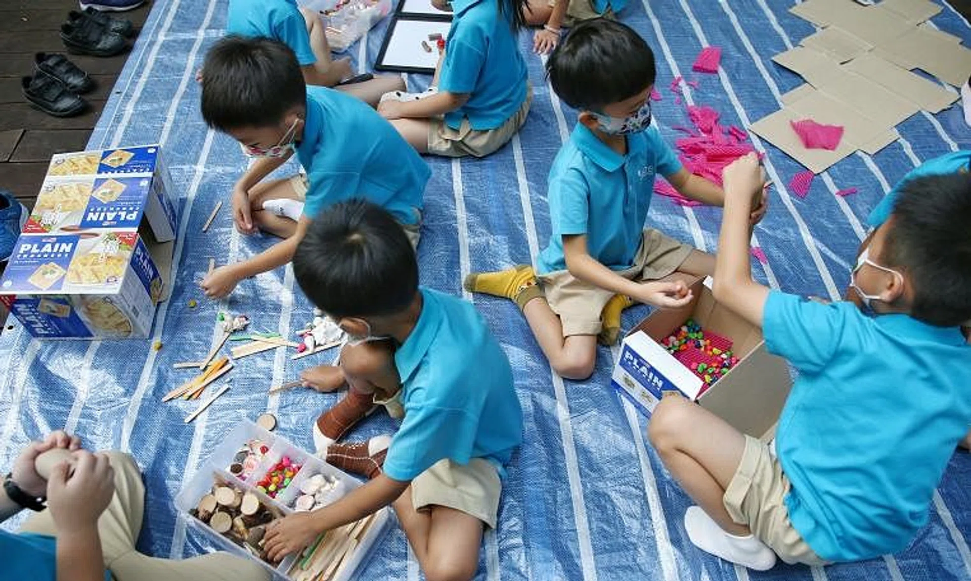 There will be 22,000 more places and lower fee caps at government-supported pre-schools over the next two years.