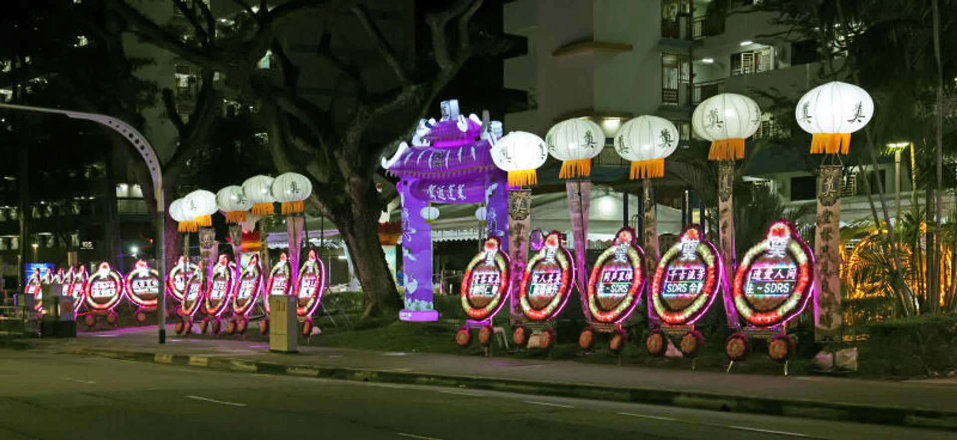 LED wreaths were introduced in Singapore in 2019 after they become popular in China and Taiwan.