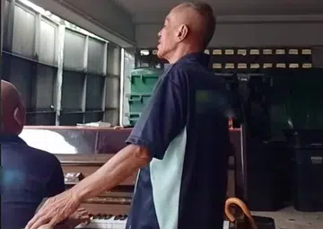 Crooning cleaners wow netizens with soulful rendition of Malay ballad - inside a bin centre
