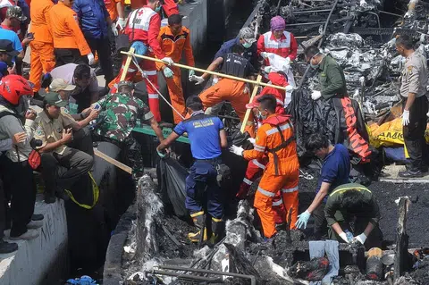 Captain of tourist boat arrested after deadly fire