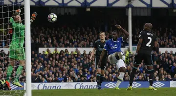 Everton close in on top four