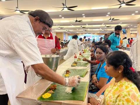 Purattasi meal served to 5,000 migrant and domestic workers
