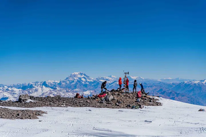 The expedition team installs the highestweather station in the Southern and WesternHemispheres at 6,505 metres.