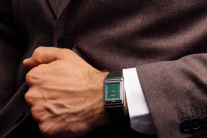 Vario Versa reversible dual-time watch. (Photo: Vario)