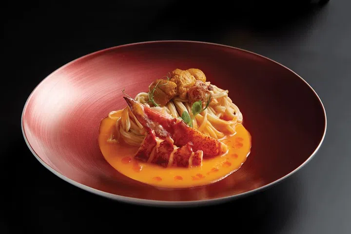 Tender Boston lobster meat and premium Hokkaido sea urchin are served atop classic ee-fu noodles braised in a rich lobster broth. (Photo: Taste Paradise)