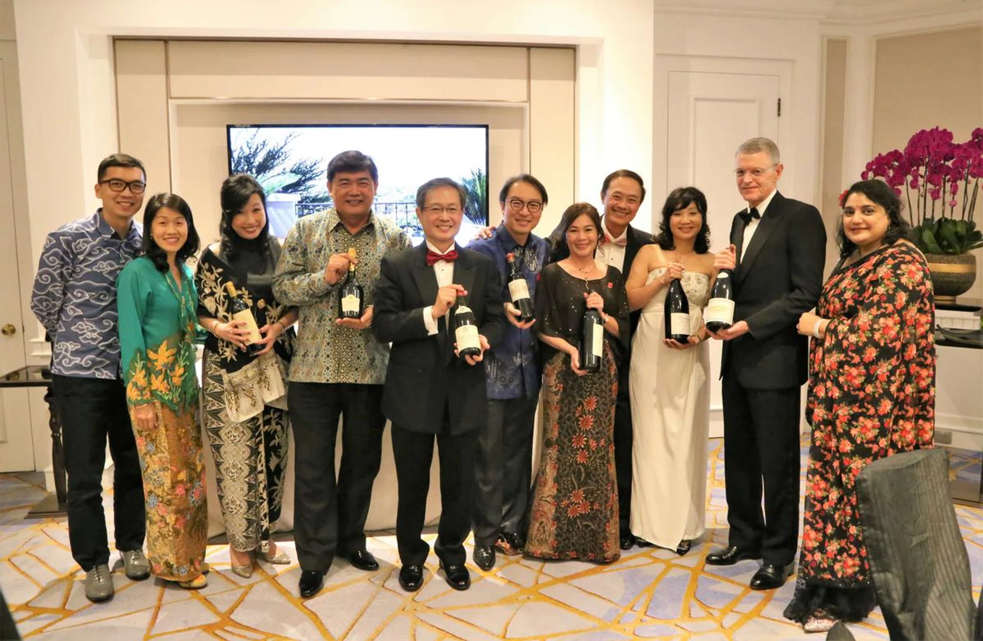 Aaron Lee, Caroline Lee, Julie Ho, Daniel Ho, Dr Alex Chee, Andy Sim, Ooi Huey Tyng, Dr Martin Lim, Joyce Chang, Alan Thompson, Akashnee Thomspon (left to right) - some of the generous donors who won bids for auction wines