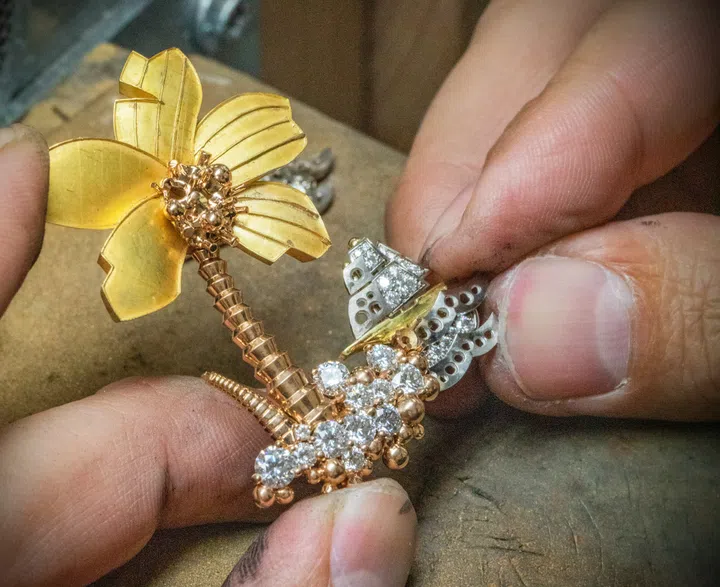 Jo_05-Travail de joaillerie, ajustement./Jewelry work, adjusting.