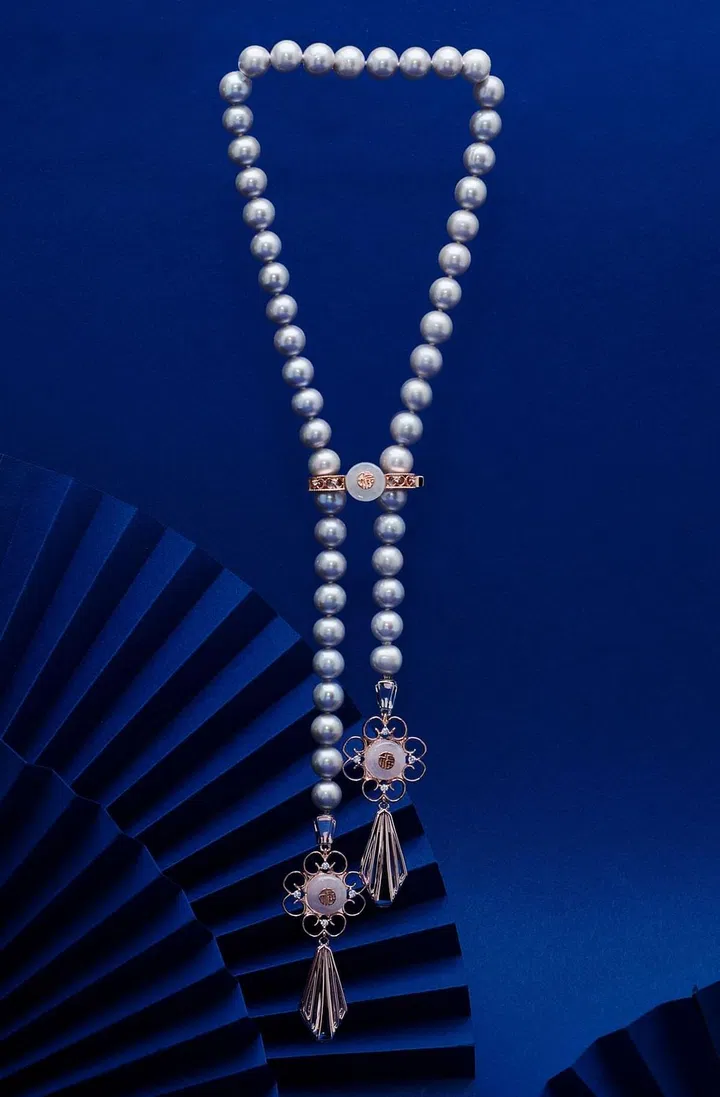 Pearl necklace with Fu pearl clip and Fu pearl connectors