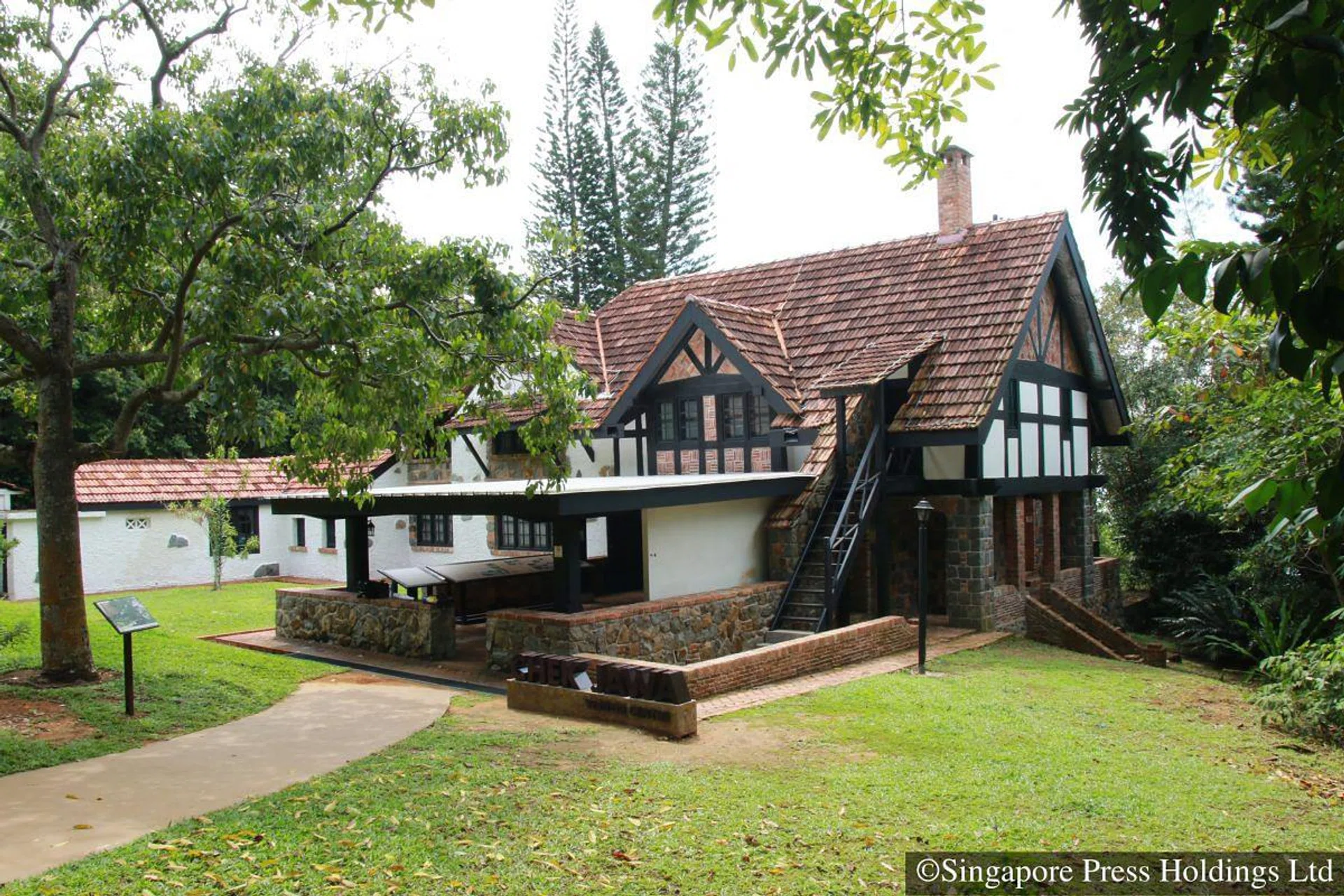 The Chek Jawa Visitor Centre, a traditional Tudor-style home of the 16th-century England.  Located next to the Chek Jawa Wetlands, House No. 1 was originally a resort home for British Chief Surveyor Langdon Williams. It was built in the 1930s and modelled after the traditional Tudor-style homes of England during the first half of the 16th century.