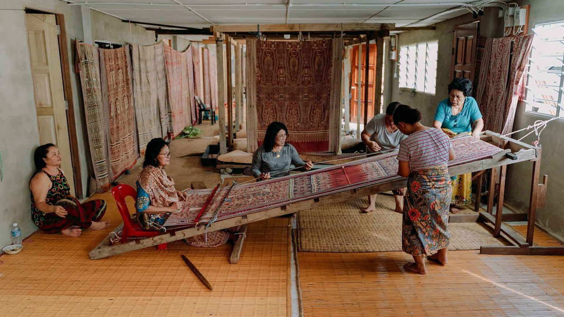 Master weavers preparing their warp for weaving. (Photo: Tanoti) 