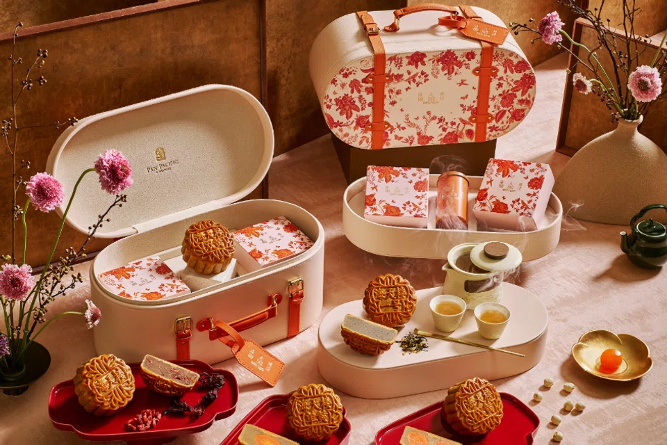 Pan Pacific Singapore’s Hai Tien Lo Classic mooncake box set and Premium Four Treasures Baked Mooncake Set