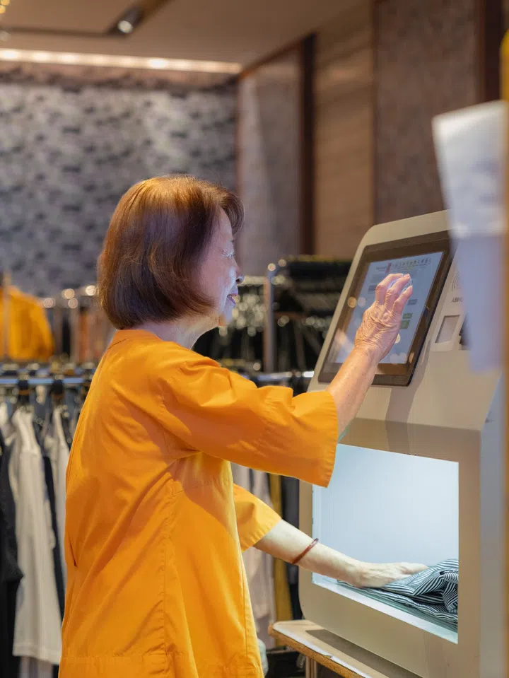 Aunty Doris using the Automated Laundry System at Grand Hyatt Singapore. (Photo: Grand Hyatt Singapore)