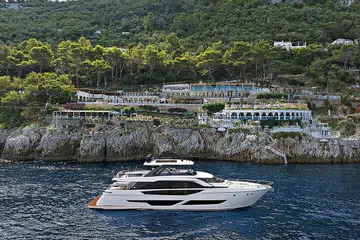 Ferretti Yacht 860.