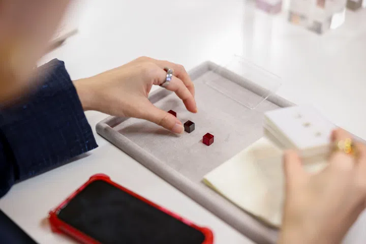 Gemologists use standardised lighting that closely resembles daylight to study coloured stones. (Photo: Van Cleef & Arpels)