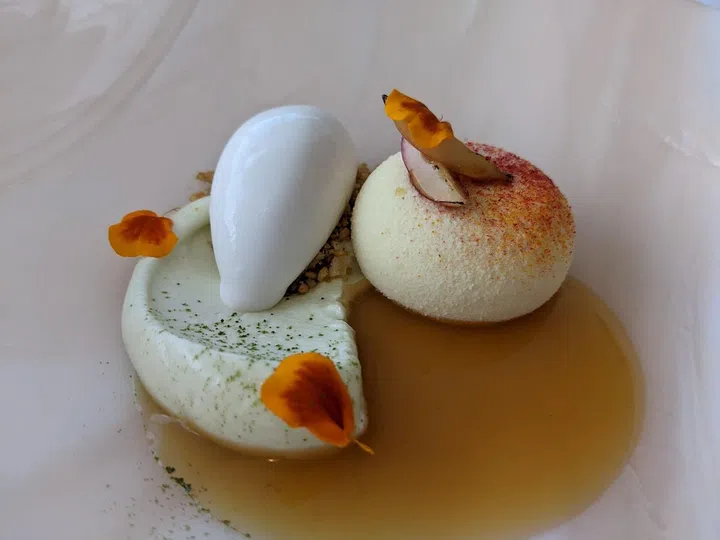  Shimizu Hakuto Peach with pandan cream and coconut sorbet. (Photo: Kenneth SZ Goh) 