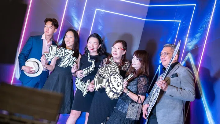 Daryl Chiang (far left) and Mrs Natalie Chiang and Eugene Chiang (first two from right) with EFG_s Jinny Yeo, Elaine Bun, Tho Gea Hong