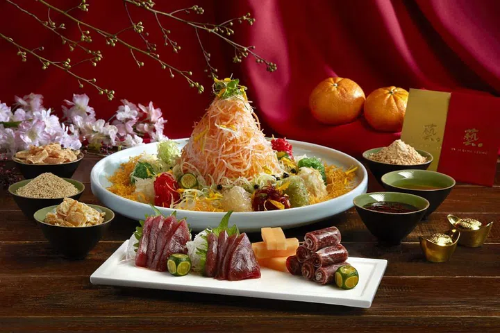 Prosperity Yu Sheng with Tuna Sashimi, Spanish Ibérico Ham and Honey Melon (Credit: Raffles Hotel Singapore)