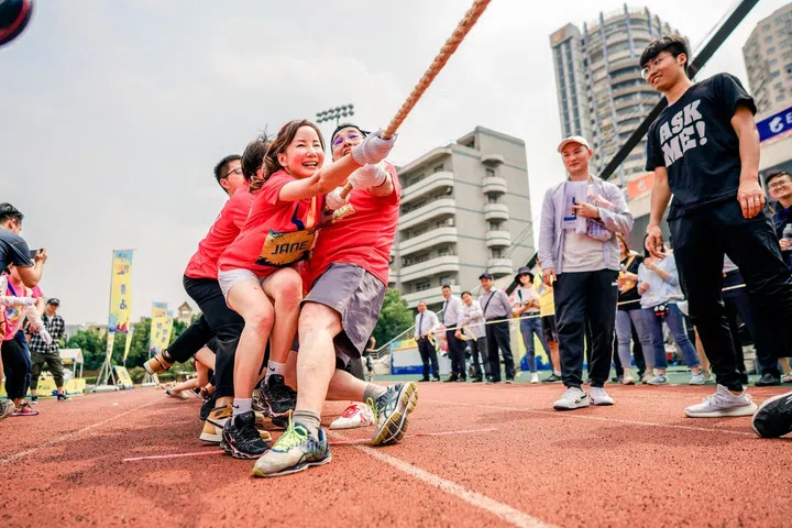Jane Sun participating in Trip.com's Sports Day with her colleagues in May last year.