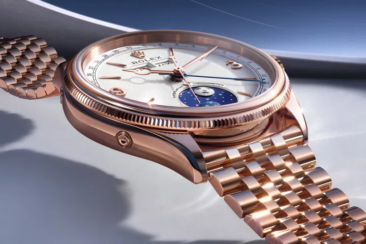 Featured on this Rolex Perpetual Padellone in 18ct Everose gold is watchmaker’s lightweight Settimo bracelet, which is made up of seven very small, slightly contoured link elements