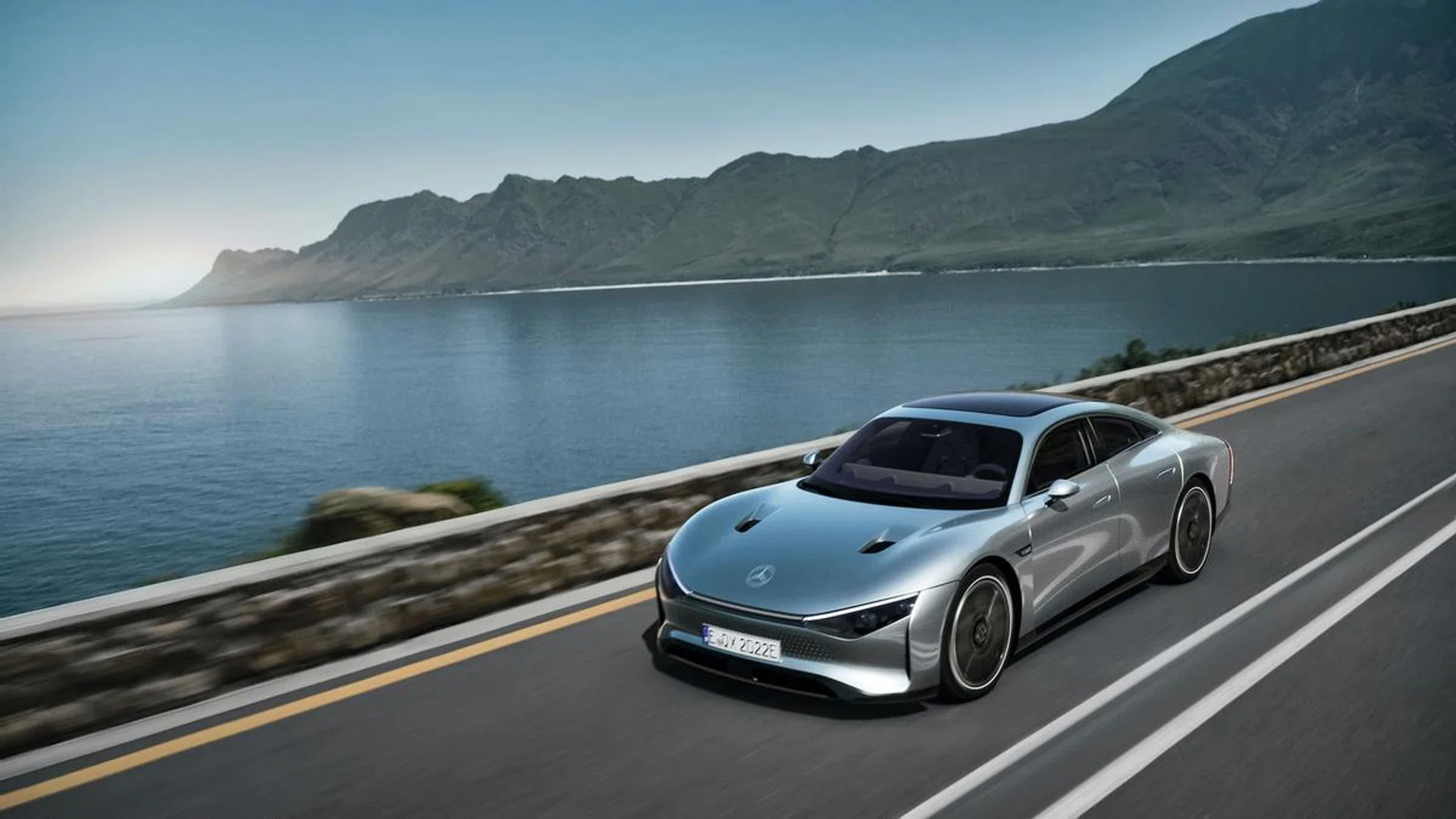 Der VISION EQXX zeigt, wie sich Mercedes-Benz die Zukunft des Elektroautos vorstellt. Das Auto hat eine Reichweite von mehr als 1.000 Kilometern und einen Energieverbrauch von weniger als 10 kWh pro 100 Kilometer. Der VISION EQXX steht für neue Maßstäbe hinsichtlich Energieeffizienz und Reichweite im realen Straßenverkehr sowie für die revolutionäre Entwicklung von Elektroautos. The VISION EQXX is how Mercedes-Benz imagines the future of electric cars. The car has a range of more than 1,000 kilometres with an outstanding energy consumption of less than 10 kWh per 100 kilometres. The VISION EQXX stands for major new advances: it sets new standards in terms of energy efficiency and range in real-life traffic, and revolutionises the development of electric cars.