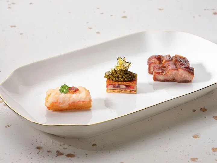 Starters: blue prawn toast, suckling pig with oscietra caviar, honey-glazed char siew