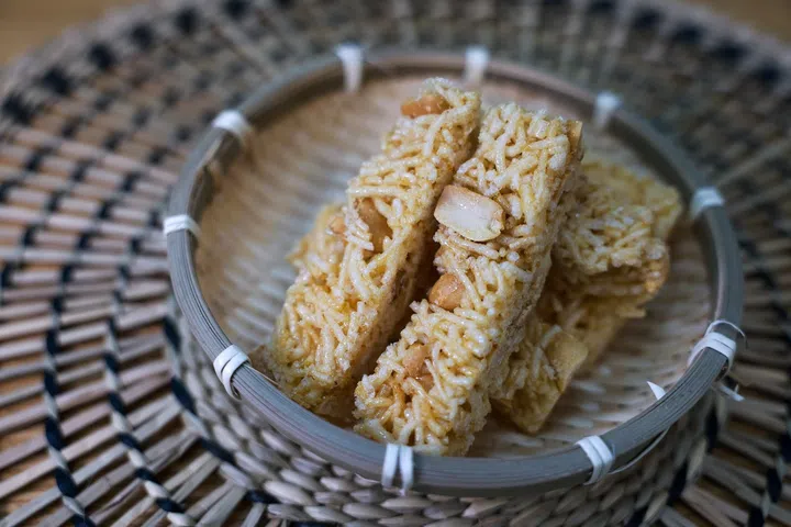 Rice crackers are handmade by the Hoklo families and sold to tourists. (Photo: Security Bureau)