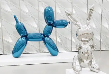 Jeff Koons' Rabbit and Balloon Dog. Photo by Derick McKinney on Unsplash