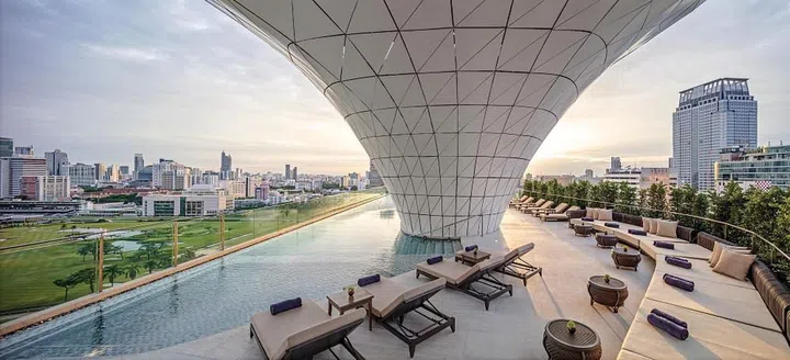 Stunning golf course views from the hotel’s rooftop pool. (Photo: Waldorf Astoria Bangkok)