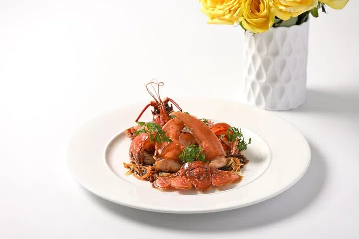Canadian lobster with ginger-flavoured vegetables julienne. (Photo: Mandarin Oriental, Bangkok)