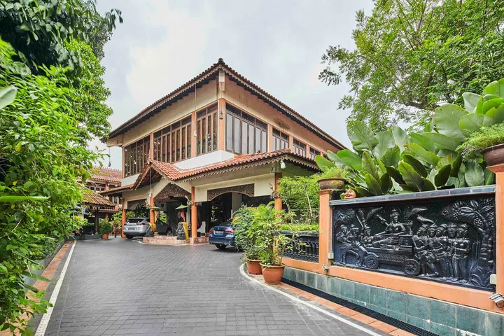 The driveway leading up to 35 Binjai Park.