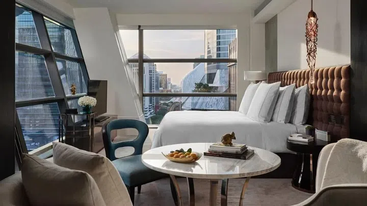 All of Rosewood Bangkok’s rooms feature floor-to-ceiling windows. (Photo: Rosewood Bangkok)