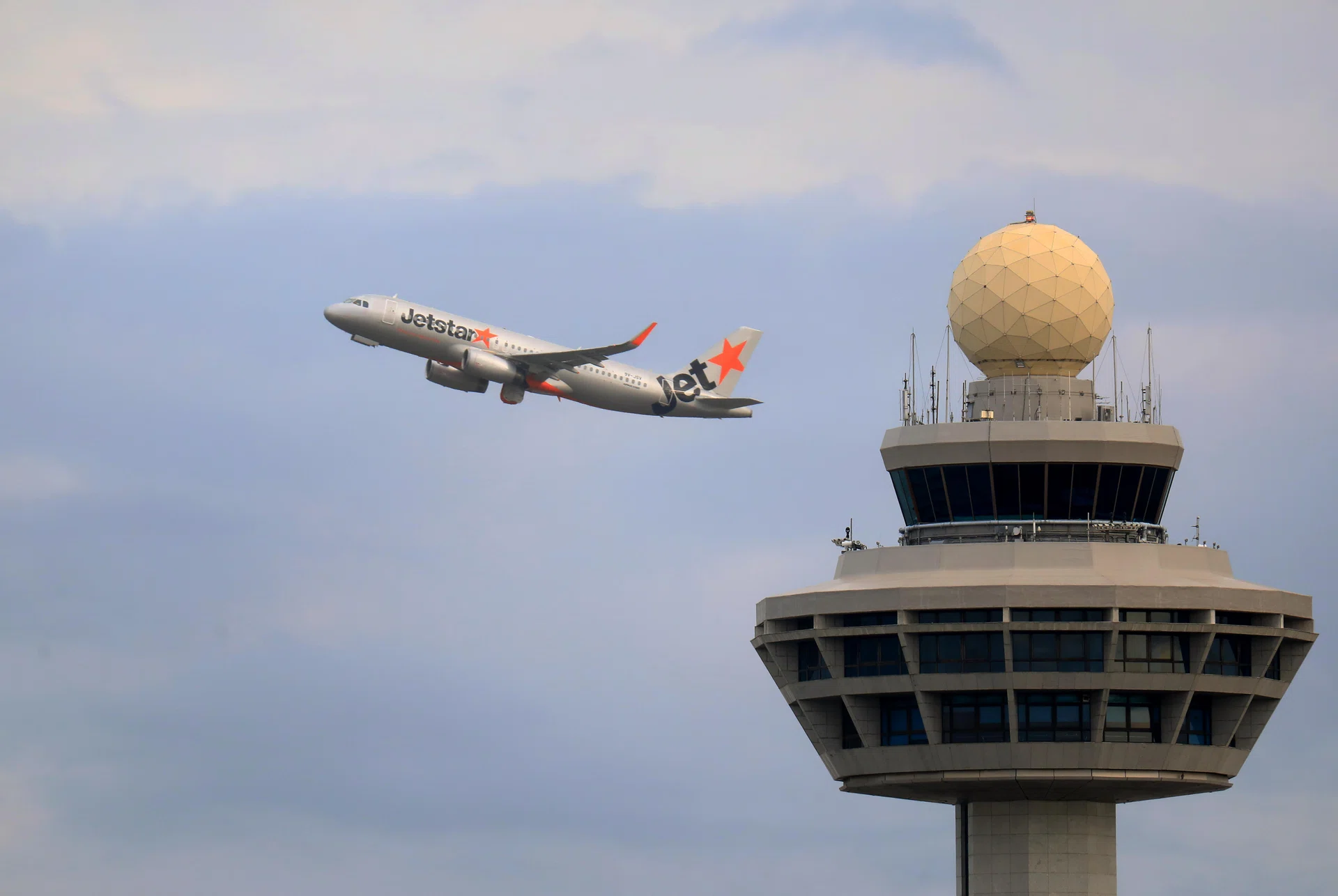 CMG20241114-HoPY01/何炳耀/Stock photo: Generic pic of Changi Airport . [Changi Village] . Caption: 捷星亚洲 ，旅客，机场，旅客量，入境旅客，旅游，樟宜机场，樟宜机场控制塔, JetStar, ICA, Tourist, Immigration, Changi Airport Control Tower