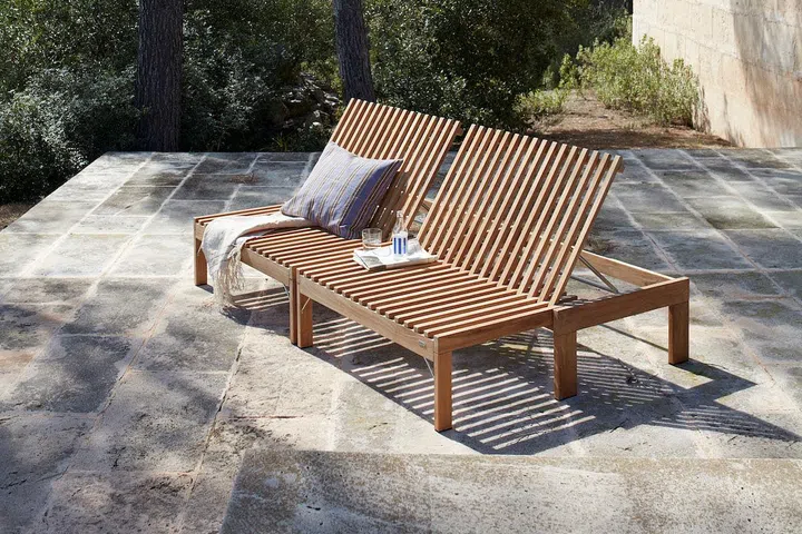 The multifunctional Riviera Lounge has an expandable width, enabling it to serve as a chair and table, a sofa, or a sunbed. (Photo: Fritz Hansen)