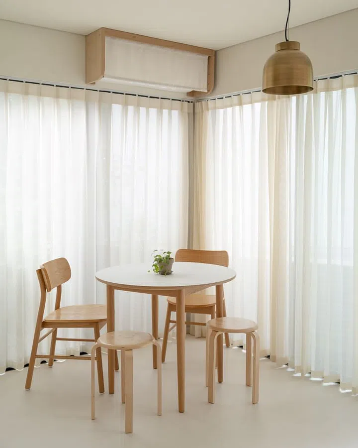 The light-filled dining annex in Jaeya. (Photo: Renée Kemps)