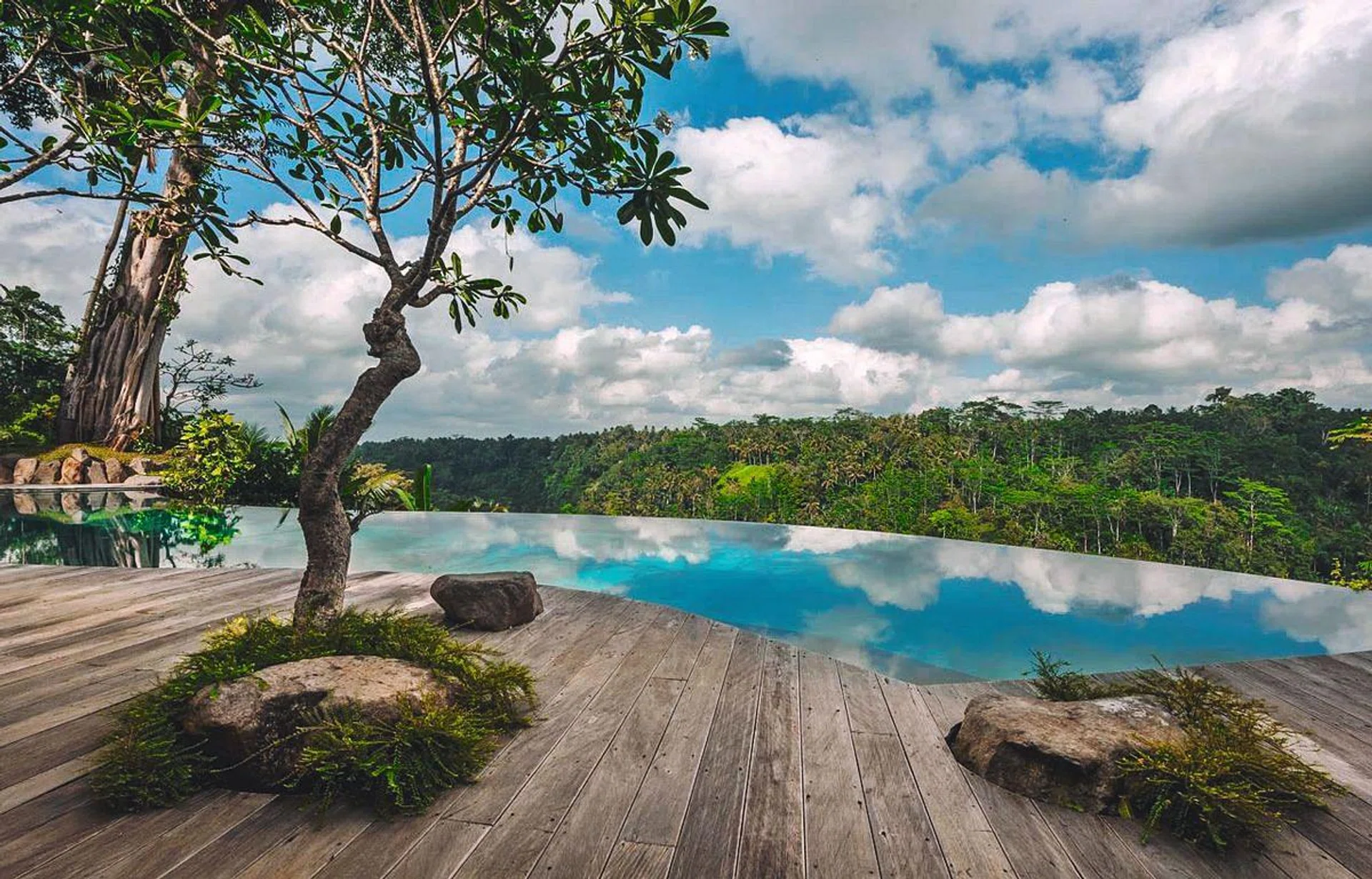 Uluwatu’s natural greenery allows it to welcome holiday-makers, without having to change its landscape much.