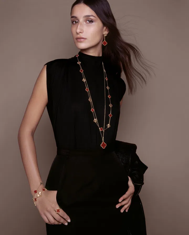 Carnelian takes centre stage here on a 20-motif Van Cleef & Arpels Vintage Alhambra long necklace in guilloche rose gold, complemented by Magic Alhambra earrings and long necklace, as well as Vintage Alhambra bracelet and reversible ring, and the Sweet Alhambra watch