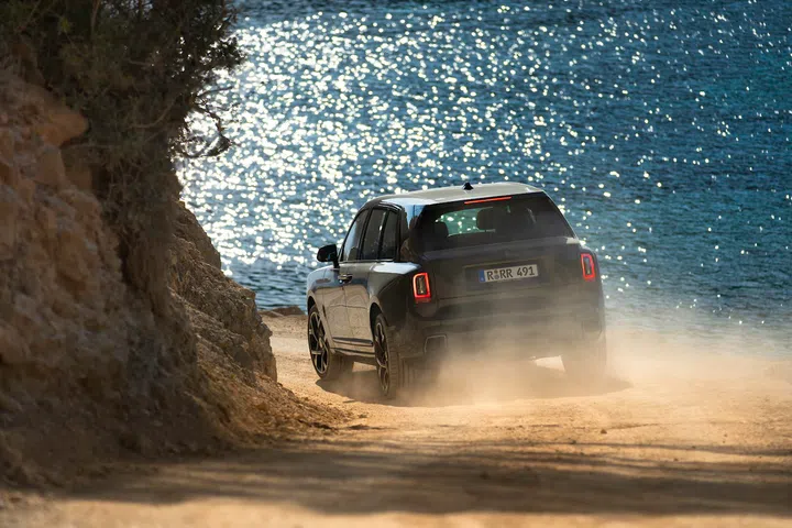 Equally at home in an urban environment or off the beaten track, the “Rolls-Royce of SUVs” has true off-roading capabilities, fitted with 23-inch wheels for the first time. (Photo: Rolls-Royce)