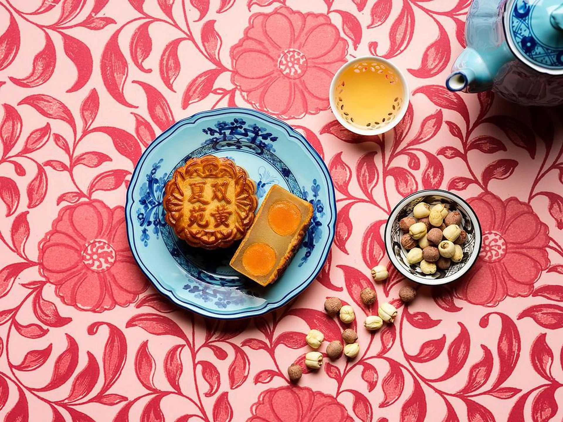 Pair these Ritz Carlton white lotus seed paste with double yolk mooncakes with tea