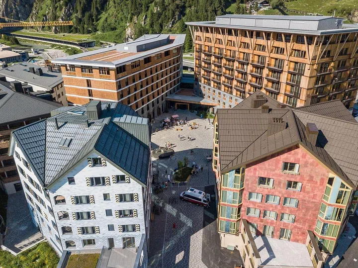 The Andermatt Reuss enclave comprises apartment blocks and chalets. (Photo: Valentin Luthiger)