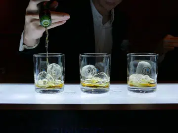 Whisky soda making Drinks and Co.