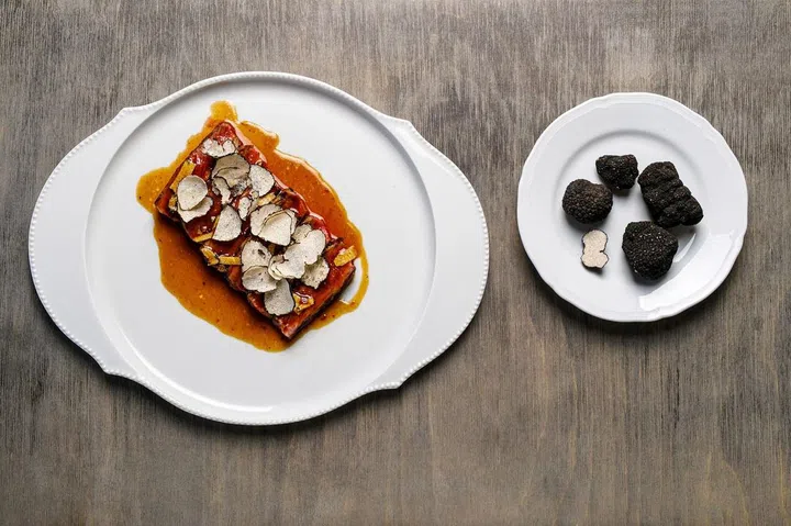 Aged chianina beef with black truffle sauce and freshly shaved black truffle. (Photo: COMO Hotels & Resorts)