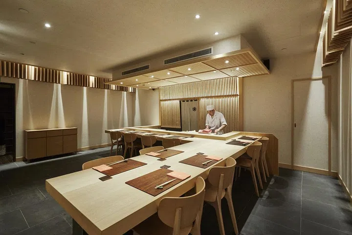 Hashida Sushi’s private dining Toki room is
adorned with elegant bamboo.