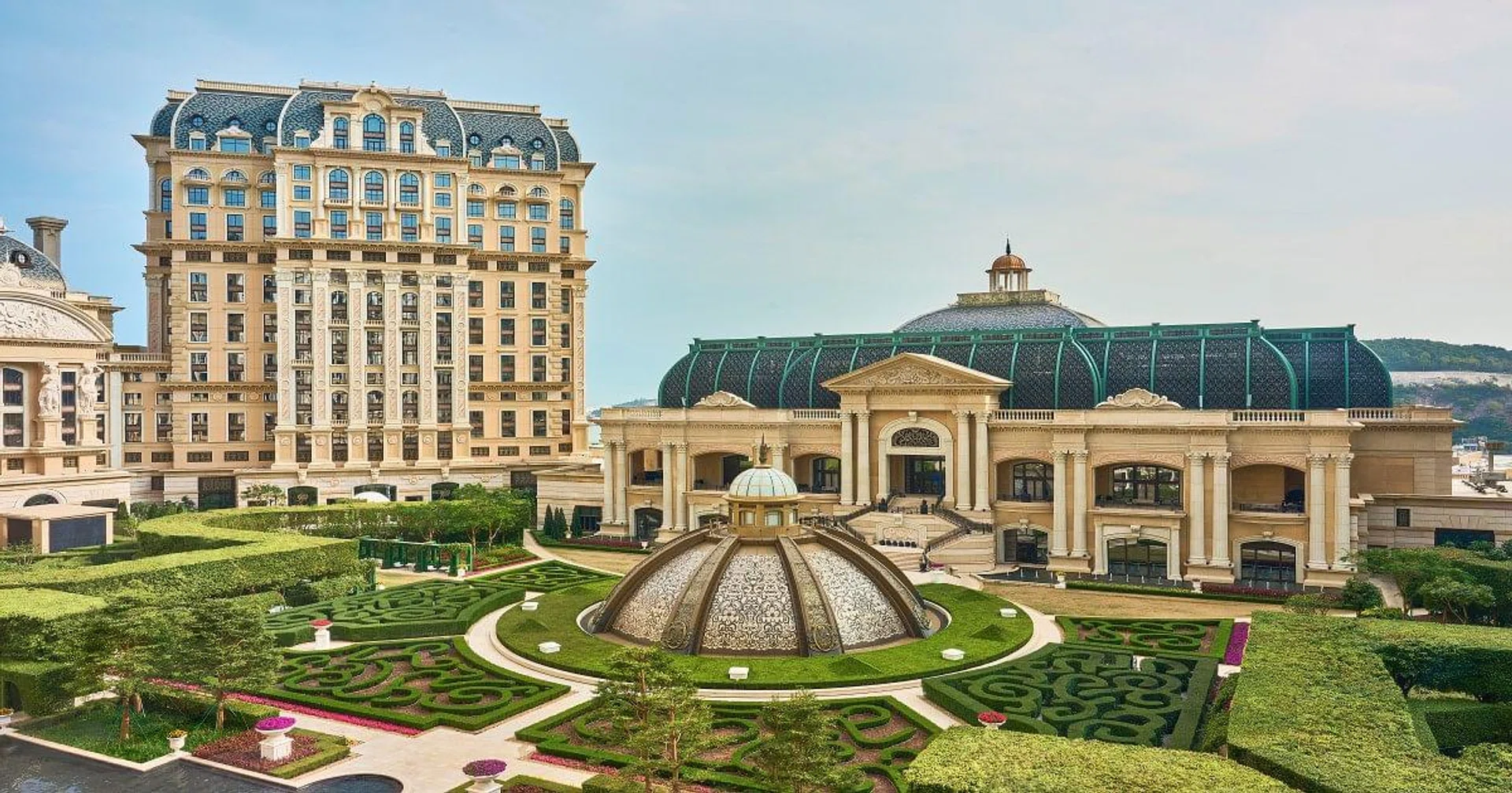 The Grand Lisboa Palace Macau features Neoclassical architecture blended with the detailed beauty of traditional Chinese motifs. (Photo: Grand Lisboa Palace Macau)