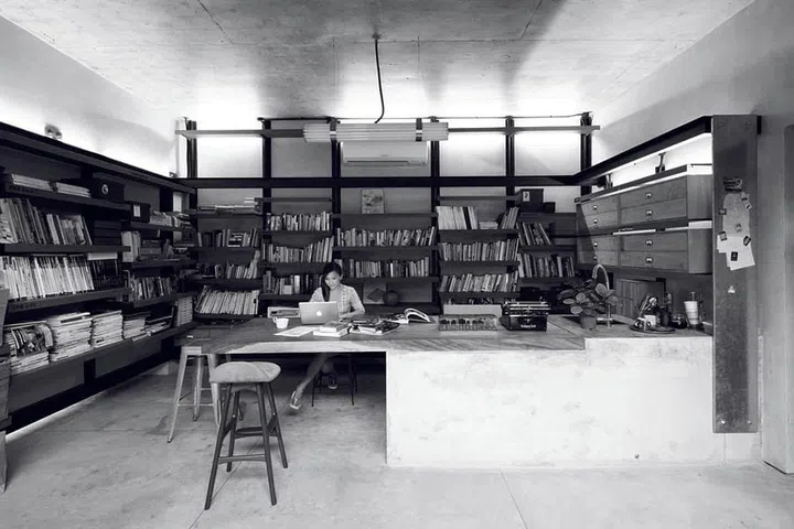 She is drawn to bookish accoutrements like old typewriters, notebooks and stationery.